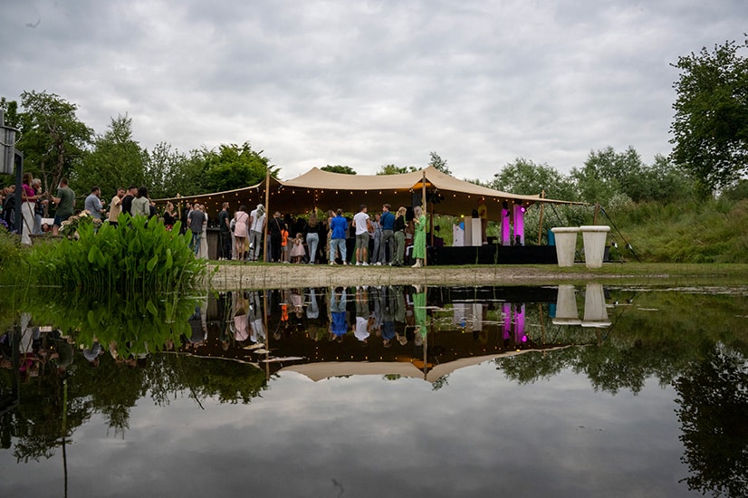 Stretchtent aan water