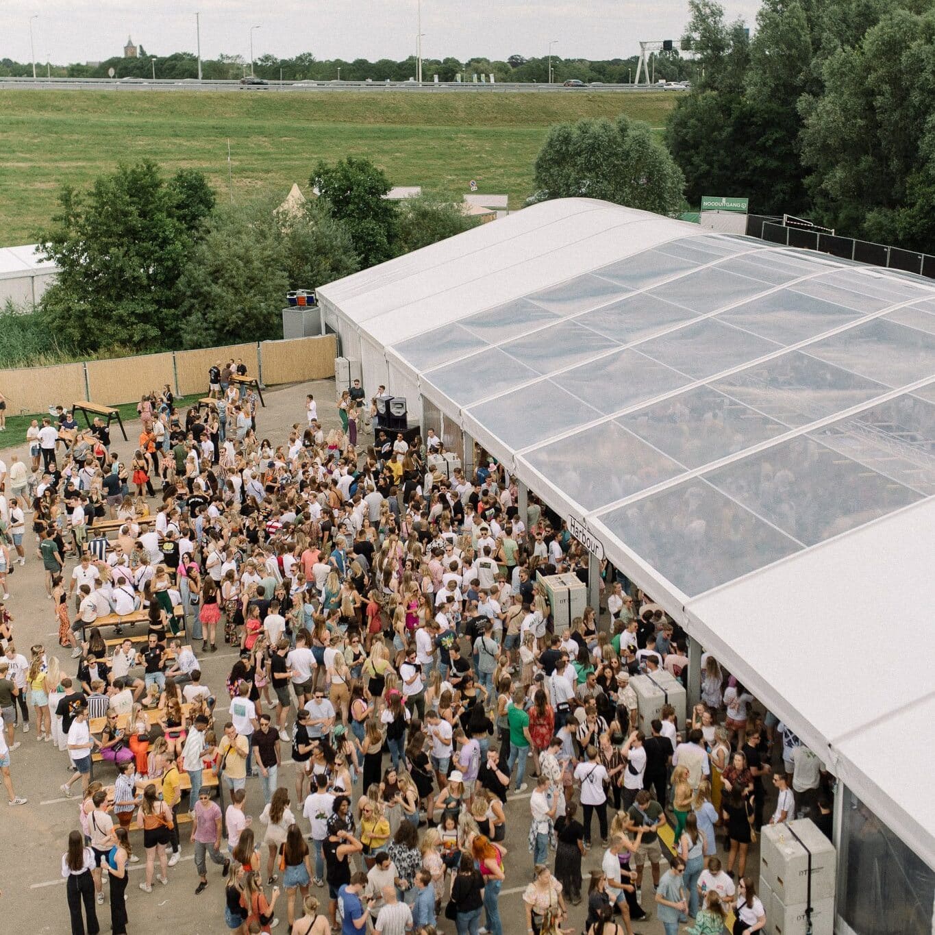 Transparante aluhal, mensen lopen naar binnen en buiten