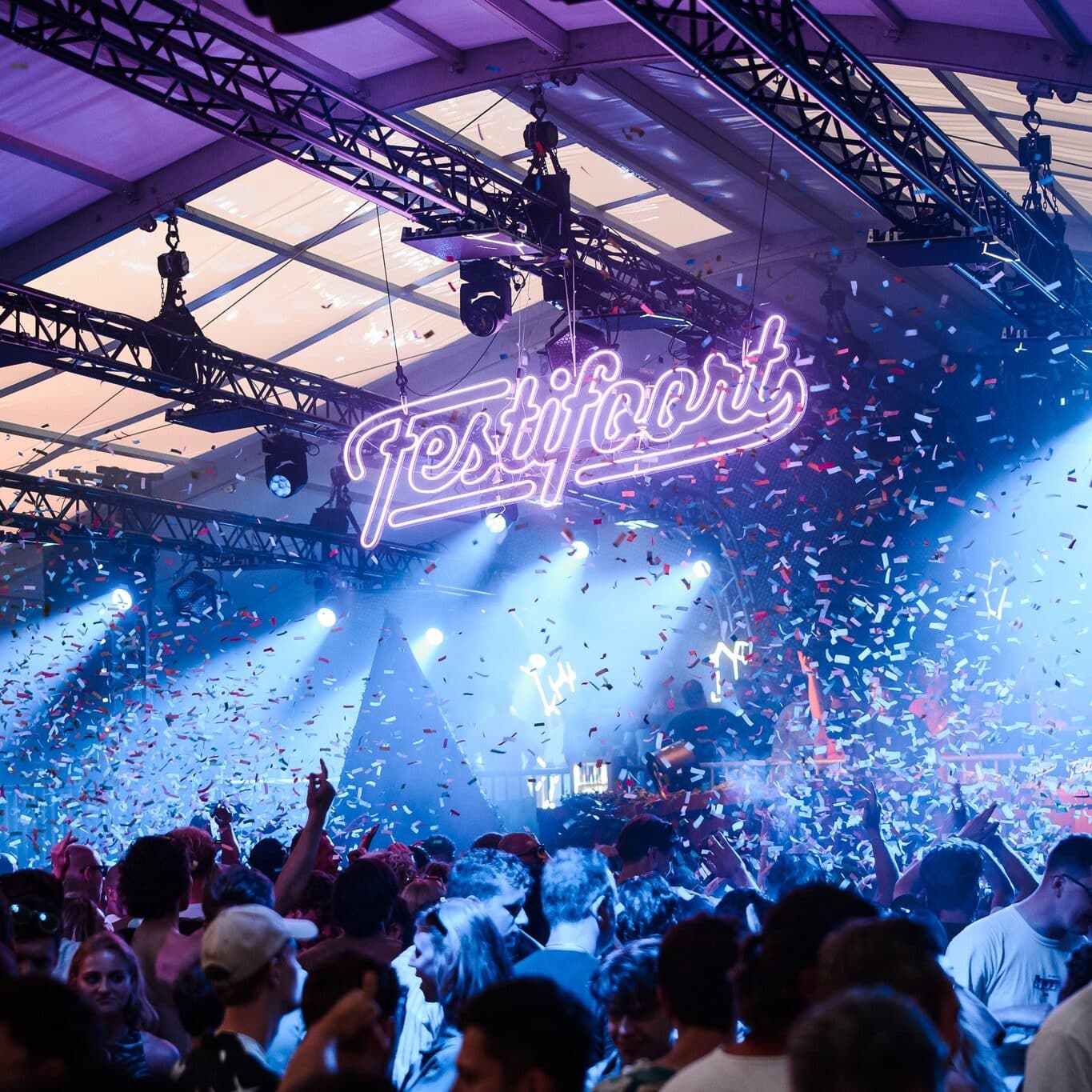 Festival Festifoort in een transparante tent.