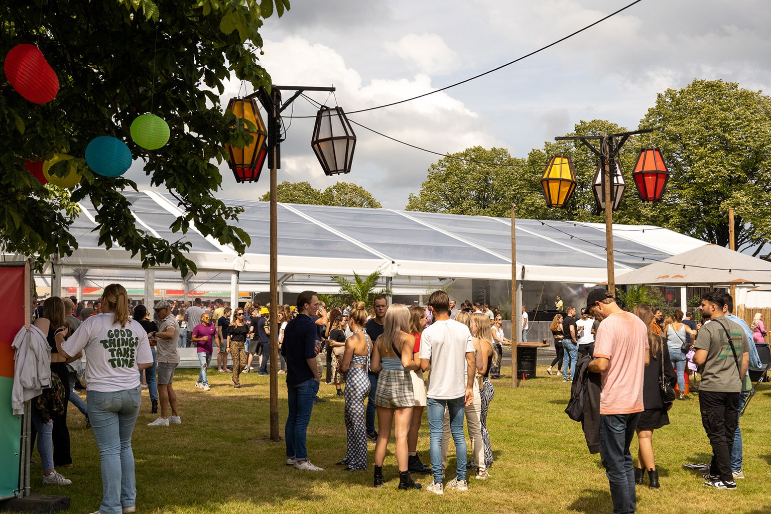 Transparante tent op festival.