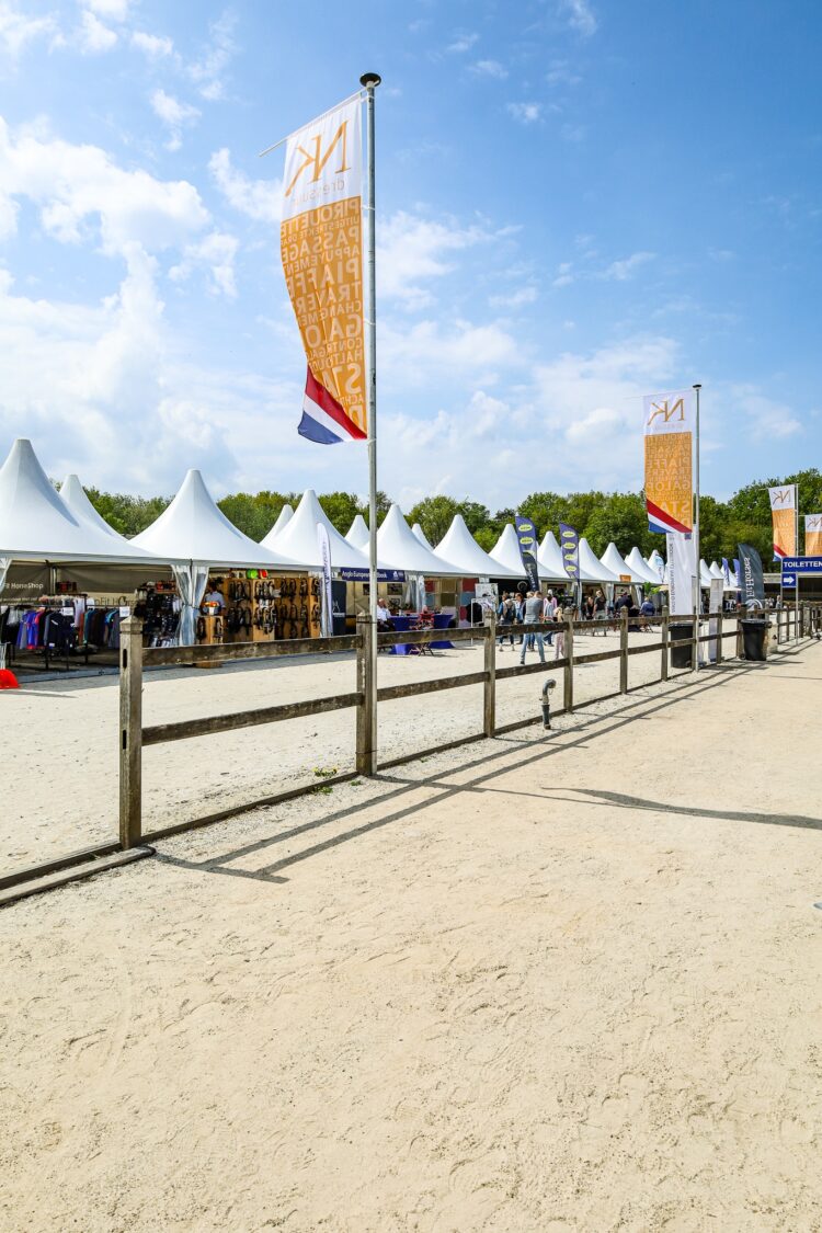 Pagodetenten op een rij, bij een paarden evenement.