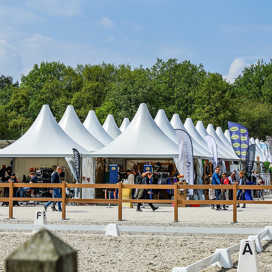 Pagodetenten op een paarden evenement.